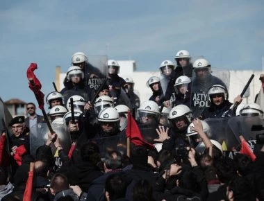 Ξέφυγε η κατάσταση στο συλλαλητήριο για τη Μακεδονία- Πολίτες επιχείρησαν να εισβάλουν στη βουλή (βιντεο)